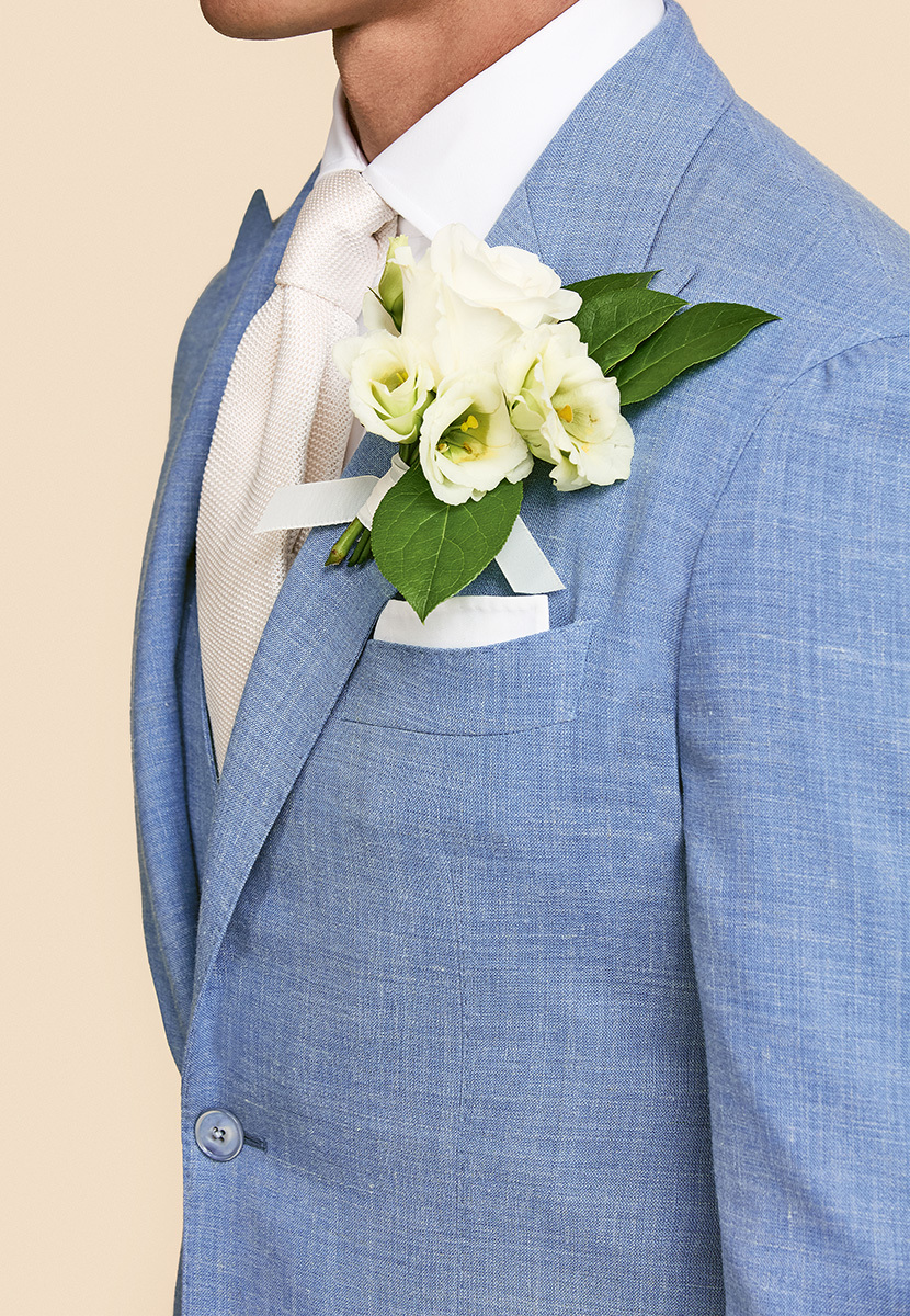 Голубой пиджак жениха с бутоньеркой из белых цветов